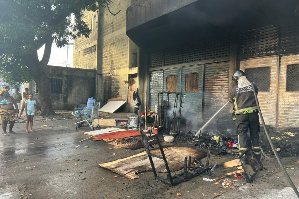 Mulher em situação de rua perdeu todos os pertences (Foto: Crysli Viana/DP Foto)