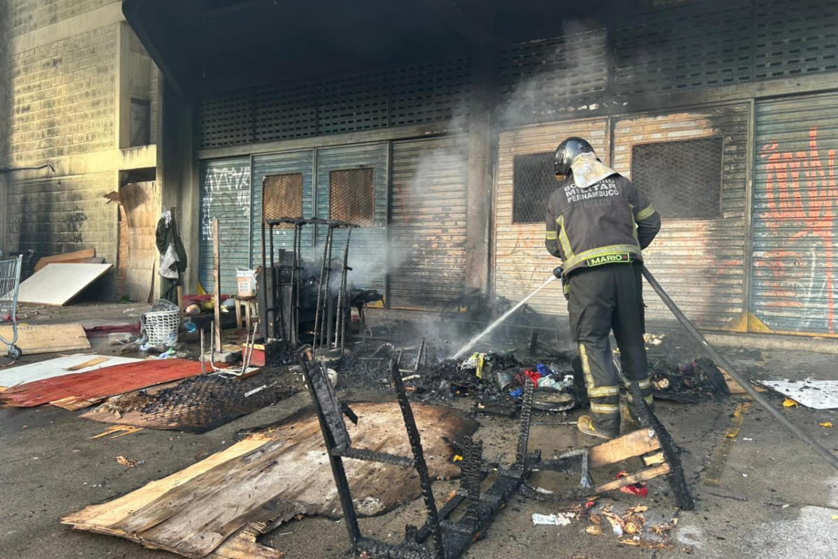 Bombeiros foram acionados para incêndio em barraco no Centro do Recife (Foto: Crysli Viana/DP Foto)