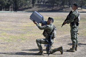 Membros do Ex&eacute;rcito Mexicano durante treinamento anti-drone.