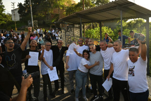 Presos venezuelanos comemoram ap&oacute;s serem libertados da pris&atilde;o El Rodeo I