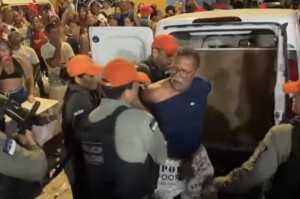 PMs retiram vendedor de bloco carnavalesco ap&oacute;s confus&atilde;o