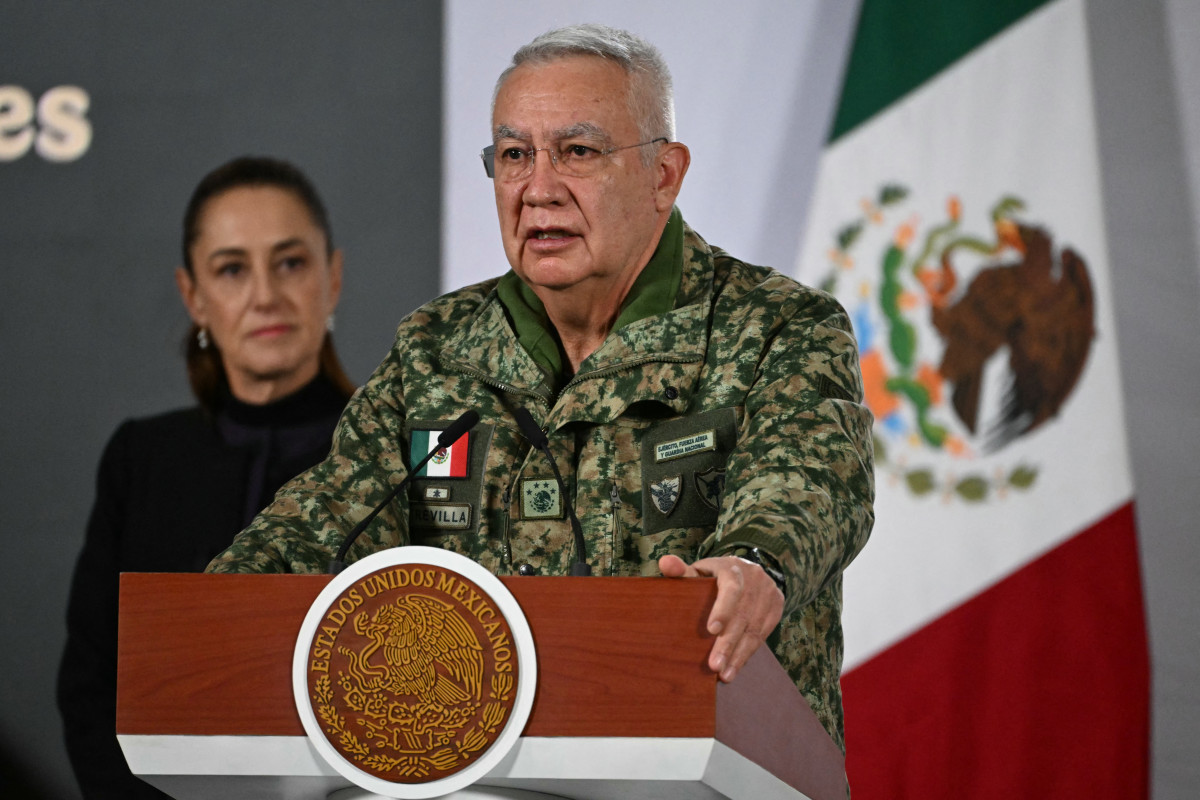 O Ministro da Defesa do México, Ricardo Trevilla Trejo, discursa ao lado da Presidente Claudia Sheinbaum durante sua coletiva de imprensa diária no Palácio Nacional, na Cidade do México, em 23 de fevereiro de 2026/ AFP