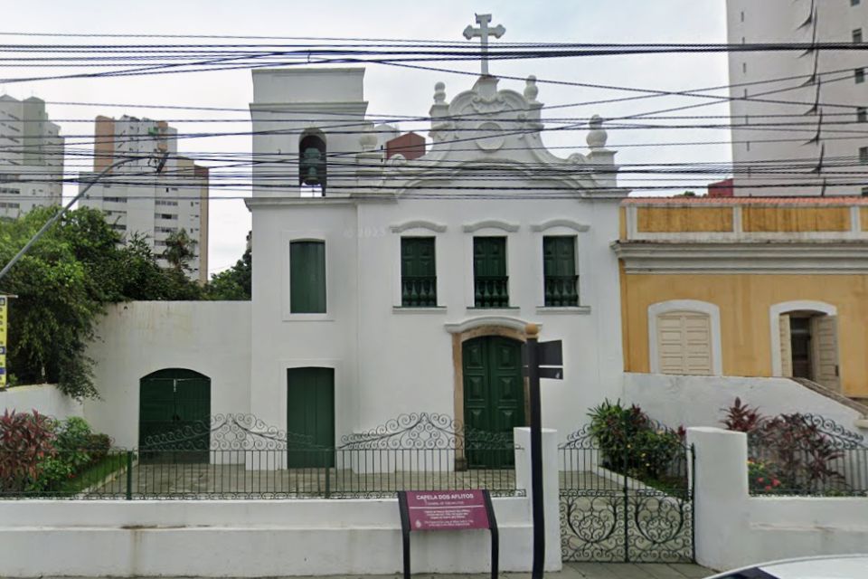 A Capela de Nossa Senhora dos Aflitos está localizada na Av. Conselheiro Rosa e Silva, no bairro das Graças, Zona Norte do Recife/Foto: Reprodução / Google Street View