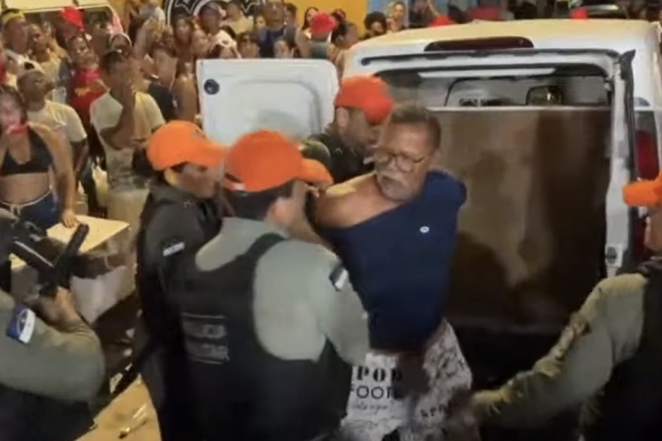 PMs retiram vendedor de bloco carnavalesco após confusão/Foto: Reprodução/Whatsapp