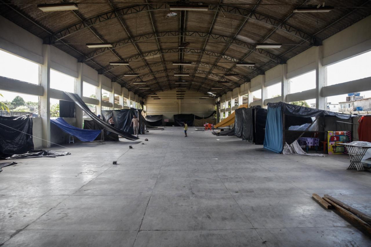 O galpão onde vivem algumas famílias da Ocupação Frei Sérgio (Foto: Marina Torres/DP Foto)