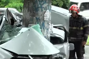 Bombeiros foram acionados para atuar no sinistro em que carro "abra&ccedil;ou" poste na BR-101 e motorista morreu 
