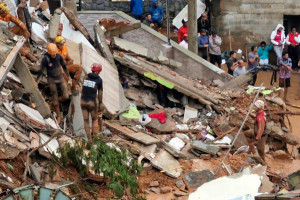 Bombeiros procuram v&iacute;timas da chuva em Juiz de Fora