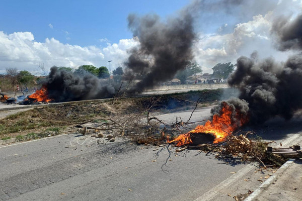 Protesto após morte de mulher atropelada por caminhão em Caruaru (Foto: PRF)