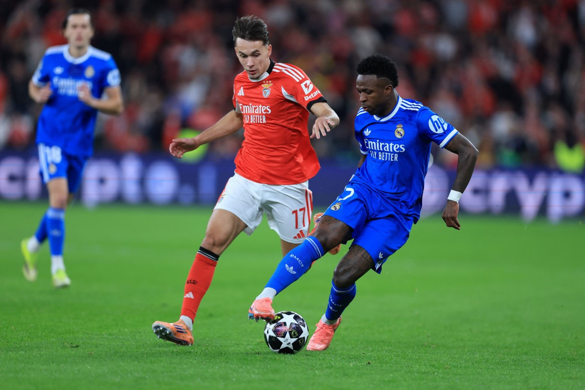 Amar Dedic, lateral do Benfica e Vinicius Júnior, atacante brasileiro do Real Madrid/PATRICIA DE MELO MOREIRA / AFP