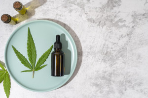 A decis&atilde;o permite que o paciente fa&ccedil;a a importa&ccedil;&atilde;o de sementes, o cultivo domiciliar e a produ&ccedil;&atilde;o artesanal de derivados da planta, exclusivamente para fins terap&ecirc;uticos e de uso pr&oacute;prio.
