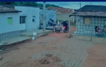 C&acirc;meras registraram mulher sendo morta a tiros na frente de casa, em Ouricuri, no Sert&atilde;o de Pernambuco
