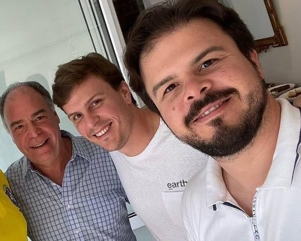 O ex-senador Fernando Bezerra Coelho e os filhos, o ex-prefeito de Petrolina, Miguel Coelho, e o deputado federal Fernando Filho/Reprodução/Redes Sociais