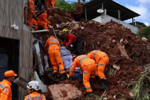Chuva mata 55 pessoas e mobiliza oito frentes de resgate em Minas