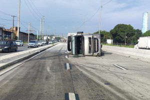 Caminh&atilde;o tomba na BR-232, no Curado, e deixa tr&acirc;nsito lento na manh&atilde; desta quinta (26)
