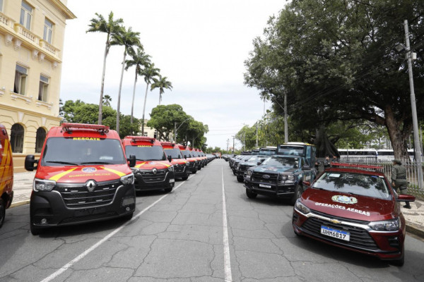 Viaturas enfileiradas durante a solenidade de entrega no Recife (Foto: Hesíodo Góes/Secom)