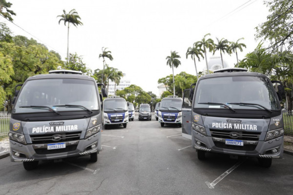 Caminhonetes 4x4 e micro-ônibus passam a integrar a frota operacional da Polícia Militar (Foto: Hesíodo Góes/Secom)