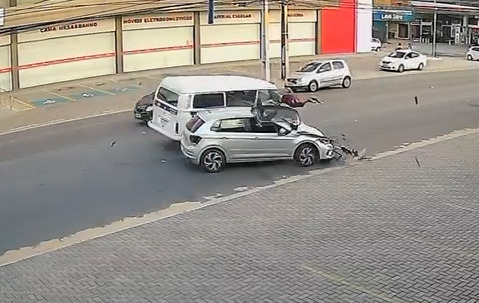 Vídeo mostra motorista de kombi sendo arremessado após colisão no Janga, em Paulista
/Reprodução/Redes Sociais