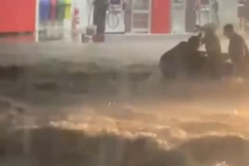 Em vídeos que circulam nas redes sociais, é possível ver alguns motociclistas com dificuldades de retirar seus veículos do meio da 