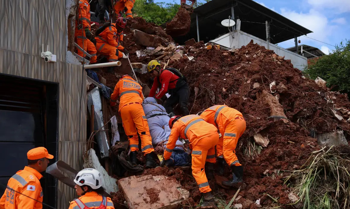 Chuva mata 55 pessoas e mobiliza oito frentes de resgate em Minas/Tomaz Silva/Agência Brasil