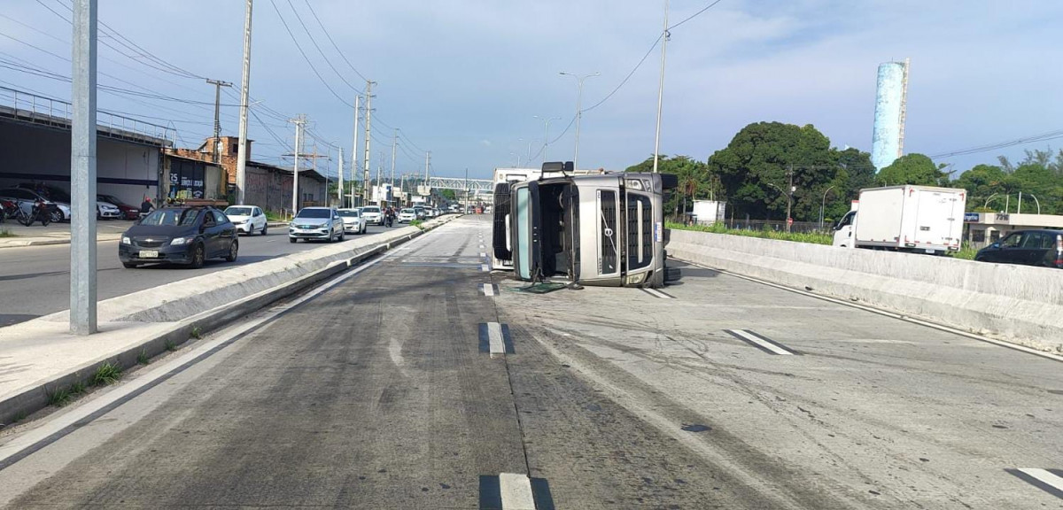 Caminhão tomba na BR-232, no Curado, e deixa trânsito lento na manhã desta quinta (26)
/Foto:Ascom/PFR