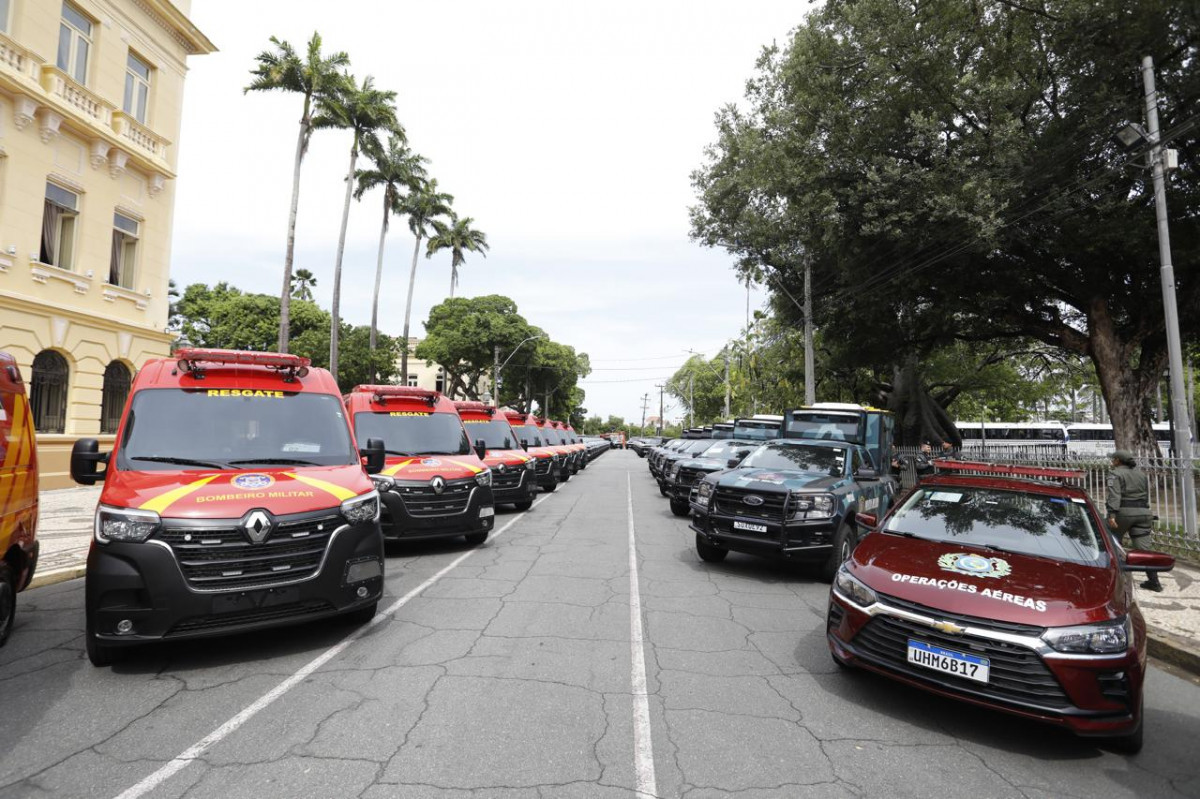 Viaturas enfileiradas durante a solenidade de entrega no Recife/Foto: Hesíodo Góes/Secom