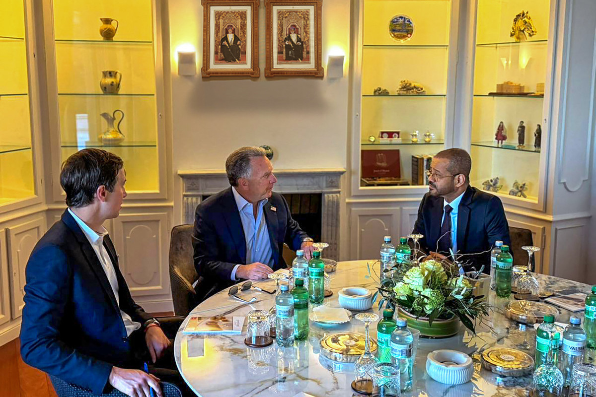 Enviados especiais dos EUA, Steve Witkoff e Jared Kushner se reúnem com o ministro das Relações Exteriores de Omã, Badr Albusaidi, em Genebra/OMANI FOREIGN MINISTRY/AFP