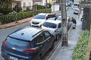 Imagens mostram tiroteio entre policiais e criminosos no Espinheiro, Zona Norte do Recife, que deixou um idoso morto