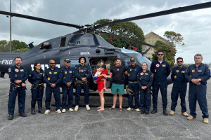 Menino de 5 anos que caiu de pr&eacute;dio em Caruaru recebe alta e reencontra equipe que fez resgate de helic&oacute;ptero