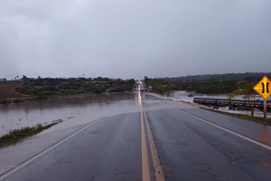 Fortes chuvas interditam trecho da BR-423 em Jupi, no Agreste de Pernambuco
