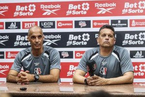 Claudinei Oliveira, t&eacute;cnico do Santa Cruz, e C&eacute;sar Lucena, auxiliar