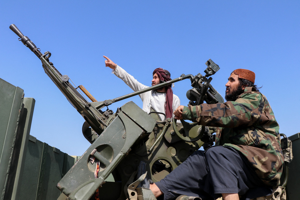 Membros das forças de segurança do Talibã, operando uma metralhadora antiaérea, vigiam possíveis ataques aéreos paquistaneses perto da Linha Durand, no distrito de Gurbuz, província de Khost/AFP