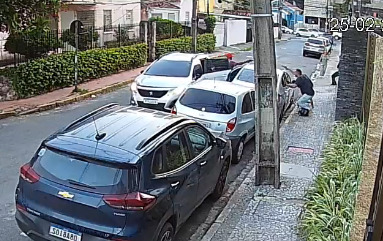 Imagens mostram tiroteio entre policiais e criminosos no Espinheiro, Zona Norte do Recife, que deixou um idoso morto/Foto: Câmeras de Segurança