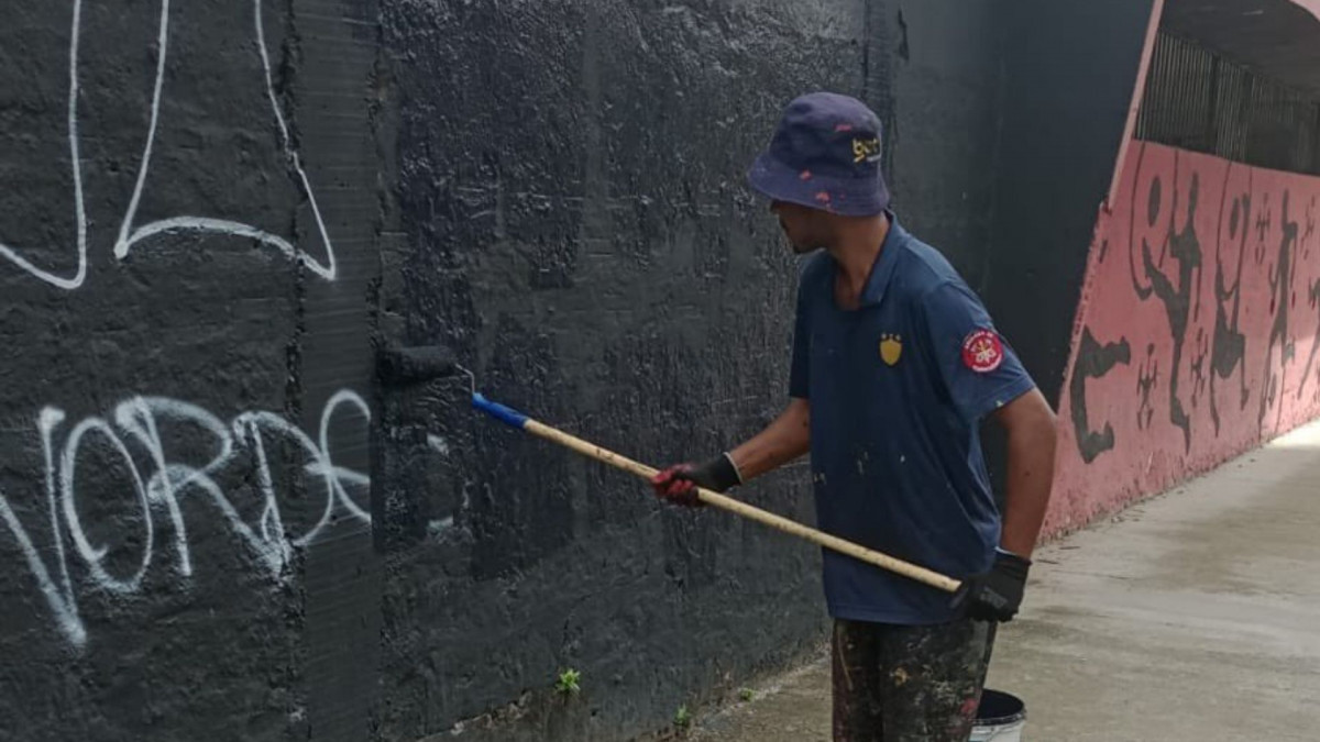Funcionários do Sport remove pichações de torcedores do Náutico/Reprodução