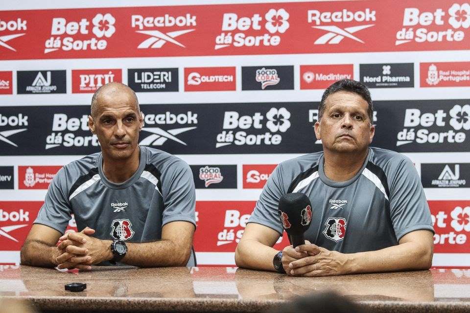 Claudinei Oliveira, técnico do Santa Cruz, e César Lucena, auxiliar/Evelyn Victória / SCFC