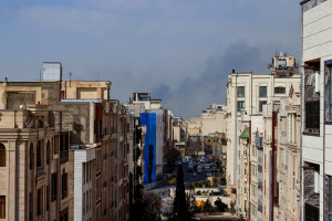 Uma coluna de fuma&ccedil;a se eleva ap&oacute;s uma suposta explos&atilde;o em Teer&atilde;, no Ir&atilde;