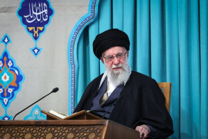 L&iacute;der Supremo do Ir&atilde;, o Aiatol&aacute; Ali Khamenei, durante uma reuni&atilde;o religiosa em Teer&atilde;, em 19 de fevereiro de 2026, no primeiro dia do m&ecirc;s sagrado mu&ccedil;ulmano do Ramad&atilde;