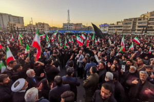 Pessoas lamentam a morte do l&iacute;der supremo do Ir&atilde;, o aiatol&aacute; Ali Khamenei, assassinado em ataques conjuntos dos EUA e de Israel, em Teer&atilde;