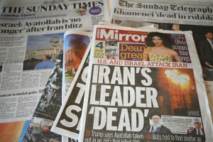 As primeiras p&aacute;ginas de alguns dos principais jornais brit&acirc;nicos s&atilde;o ilustradas em uma reportagem criada em Liverpool, no noroeste da Inglaterra, em 1&ordm; de mar&ccedil;o de 2026, ap&oacute;s os ataques dos EUA e de Israel contra o Ir&atilde;