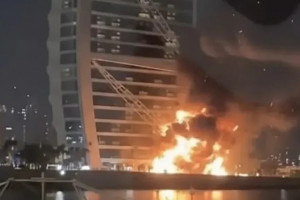 Destro&ccedil;os de um drone interceptado atingiram o hotel de luxo Burj Al Arab, em Dubai. 