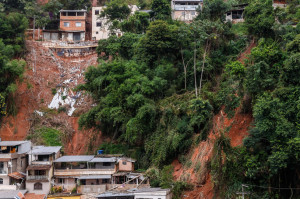 Sobe para 72 o n&uacute;mero de mortos nas chuvas em Minas; buscas s&atilde;o encerradas em Juiz de Fora