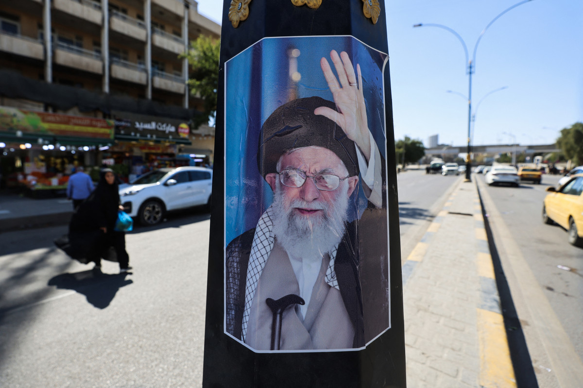  An image of the assassinated Iranian Supreme leader Ali Khamenei is plastered to a pylon the day after the US and Israel targeted Iran killed him, in Baghdad on March 1, 2026. Iran's clerical leaders vowed to avenge the death of its supreme leader Ayatollah Ali Khamenei and launched a fresh wave of attacks on March 1, 2026 as Israel hit back at the capital Tehran. It came the day after the United States and Israel claimed to have killed Khamenei in a wave of strikes against targets in Iran, which sparked swift retaliation by the Islamic republic. (Photo by AHMAD AL-RUBAYE / AFP)
      Caption/ AFP