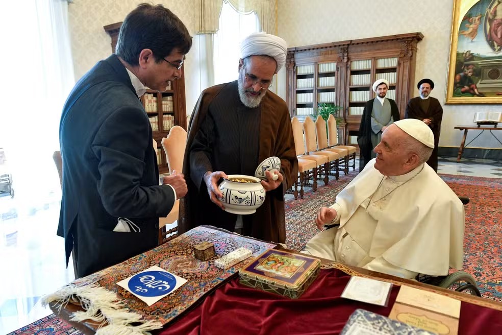 Alireza Arafi em encontro com o papa Francisco em 2022./Foto: Vatican Media