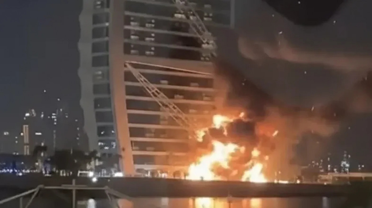 Destro&ccedil;os de um drone interceptado pelo pa&iacute;s atingiram o hotel de luxo Burj Al Arab, em Dubai. /Reprodu&ccedil;&atilde;o/Redes Sociais