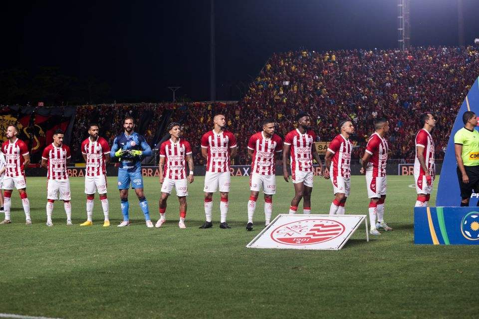 Elenco do Náutico antes de clássico contra o Sport na Ilha do Retiro/Sandy James / DP Foto