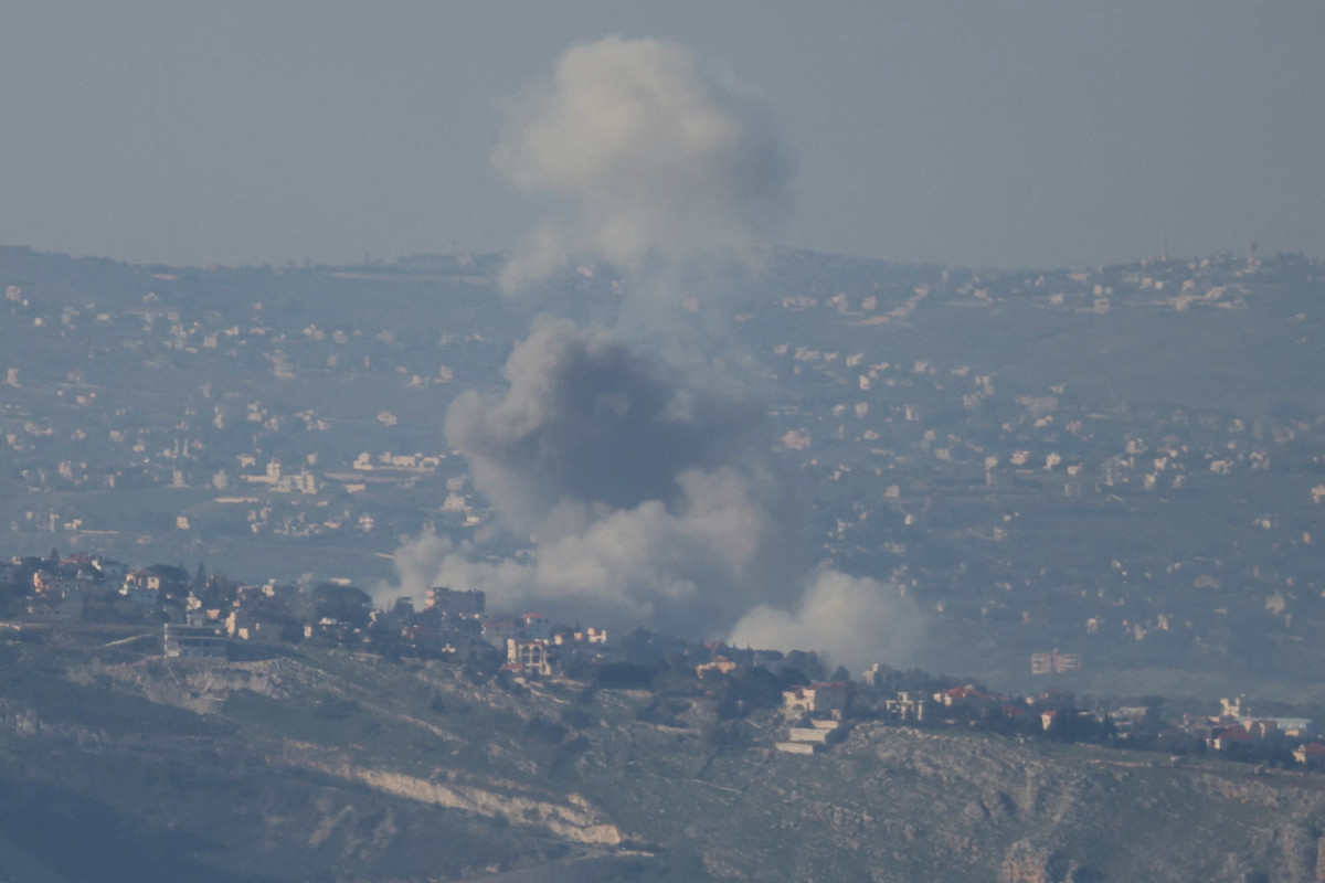 Fumaça sobe do local de um ataque aéreo israelense na região de Deir Seryan, no sul do Líbano/RABIH DAHER/AFP