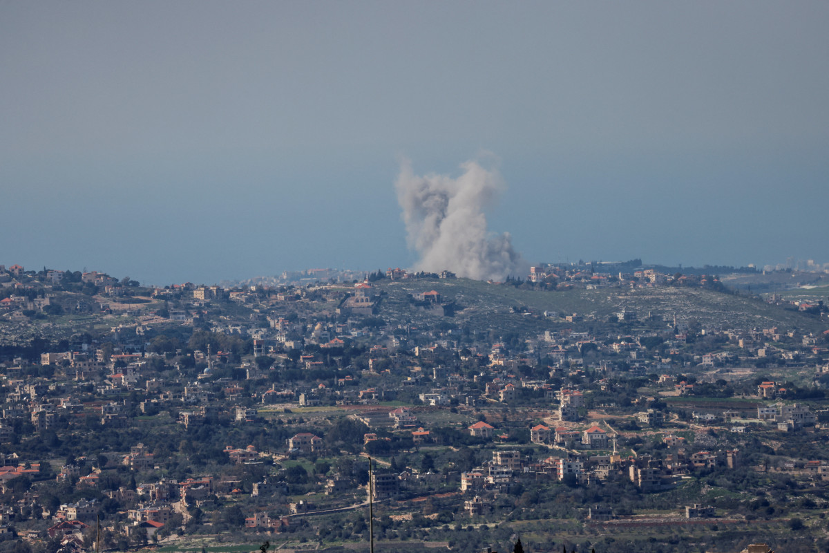 Fumaça sobe do local de um ataque aéreo israelense no sul do Líbano/Jalaa MAREY/AFP
