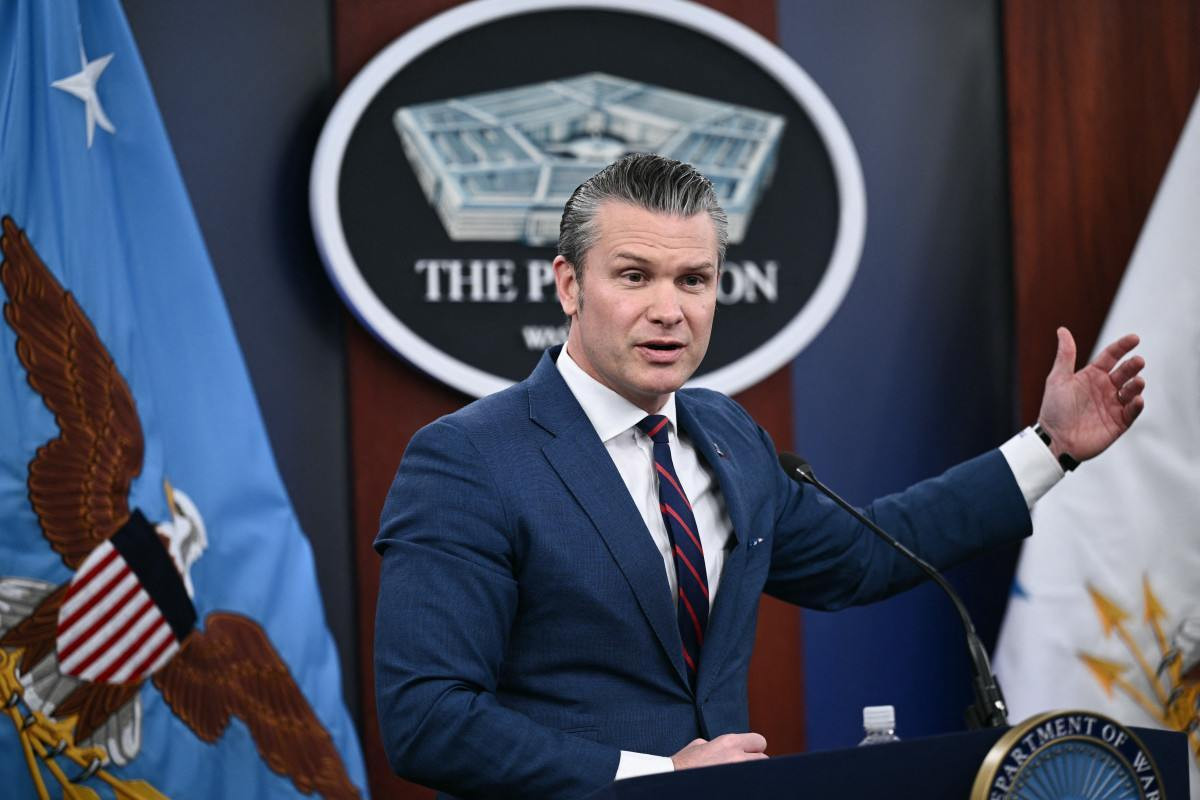 O secretário de Defesa dos EUA, Pete Hegseth, discursa durante uma coletiva de imprensa sobre a ação militar dos EUA no Irã/Foto por BRENDAN SMIALOWSKI/AFP