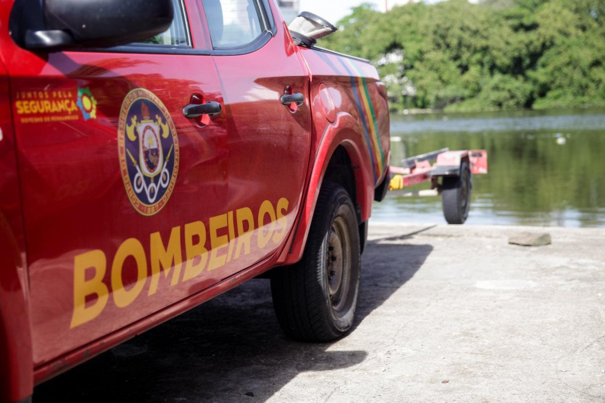 Bombeiros buscam por homem que caiu de remo no Rio Capirabibe (Foto: Marina Torres/DP Foto)