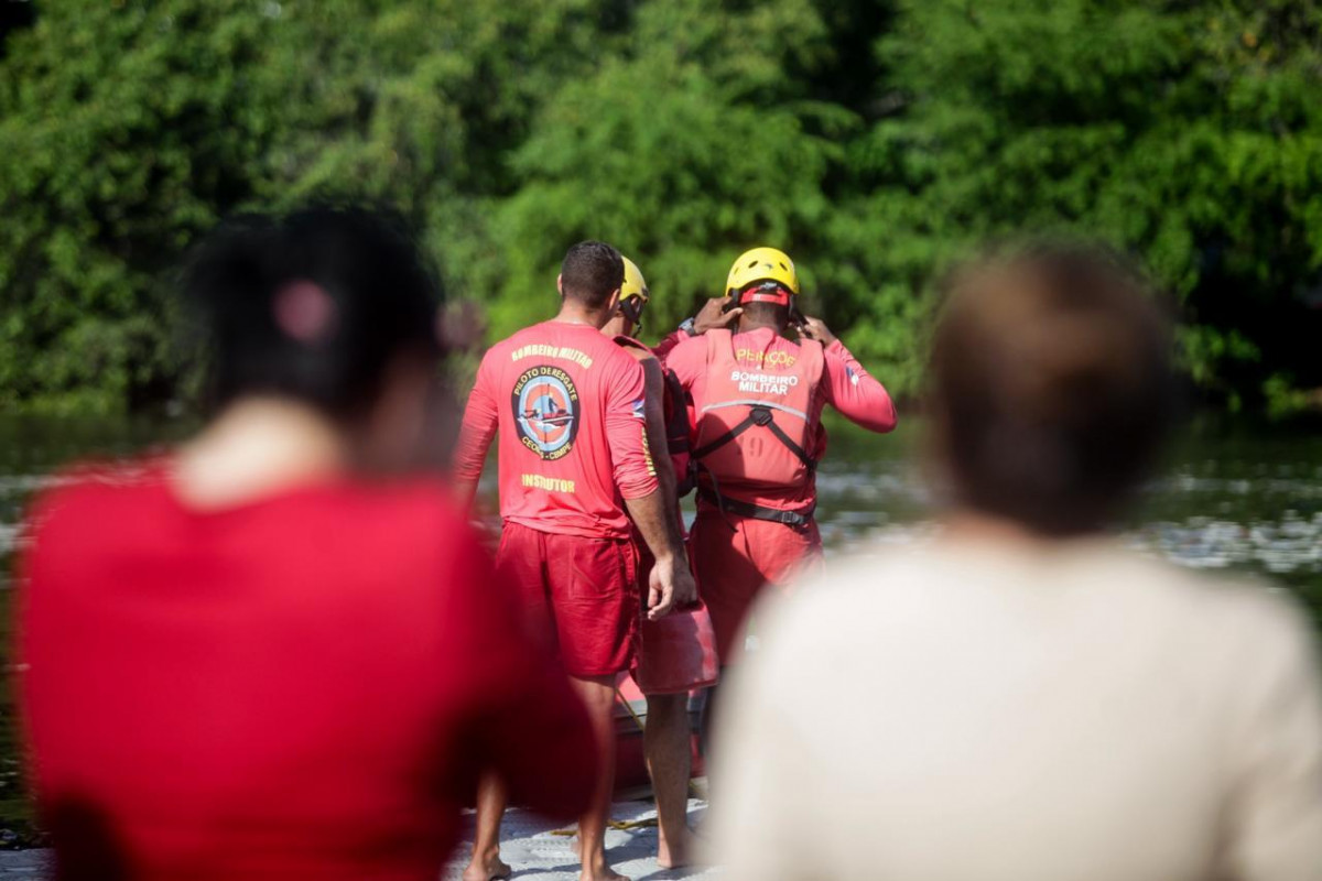 Bombeiros buscam por homem que caiu de remo no Rio Capirabibe (Foto: Marina Torres/DP Foto)