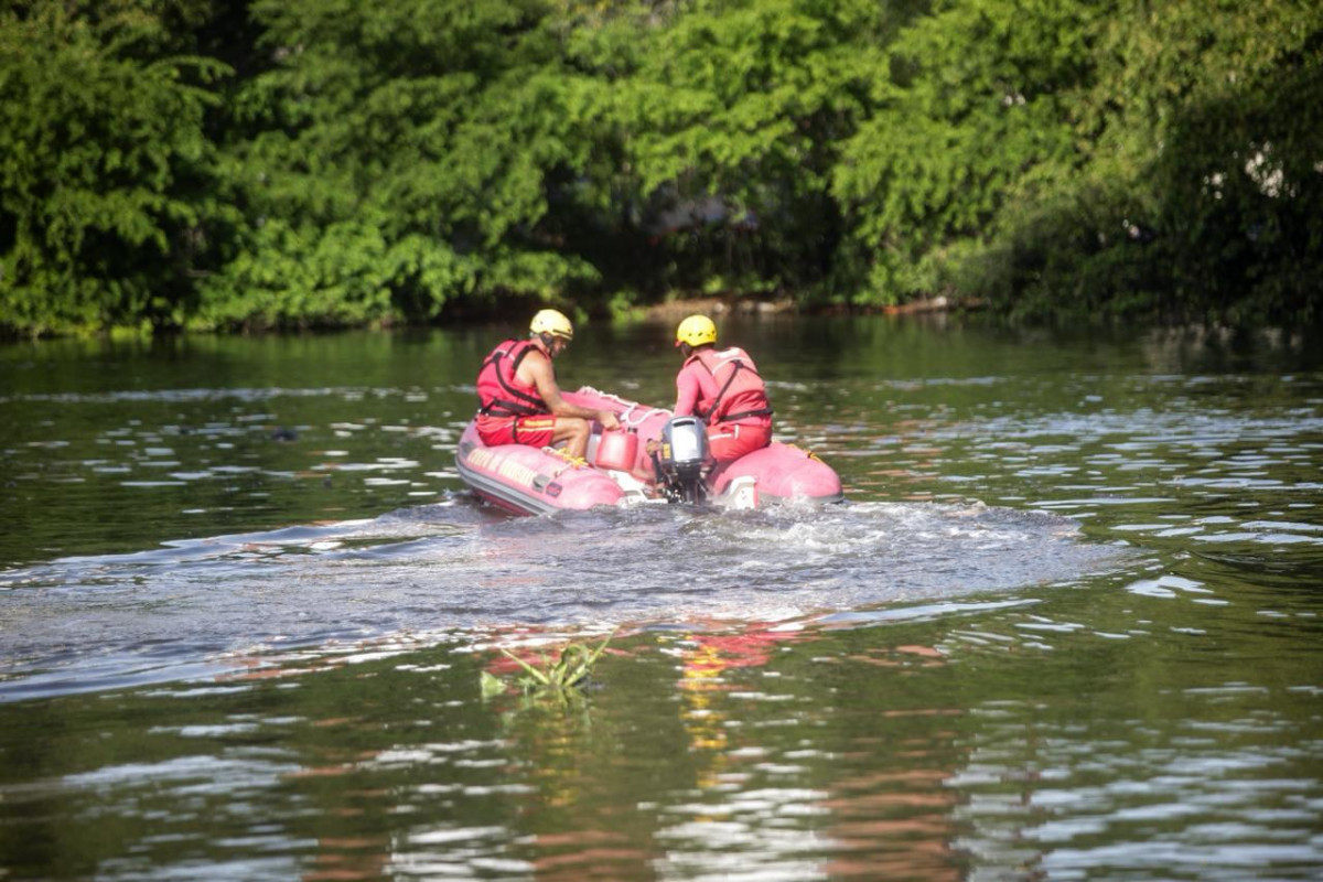 Bombeiros buscam por homem que caiu de remo no Rio Capirabibe (Foto: Marina Torres/DP Foto)